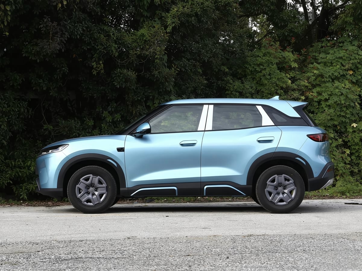 BYD Yuan UP หรือ ATTO 2 รุ่นปี 2027 สีฟ้ามุมด้านข้าง