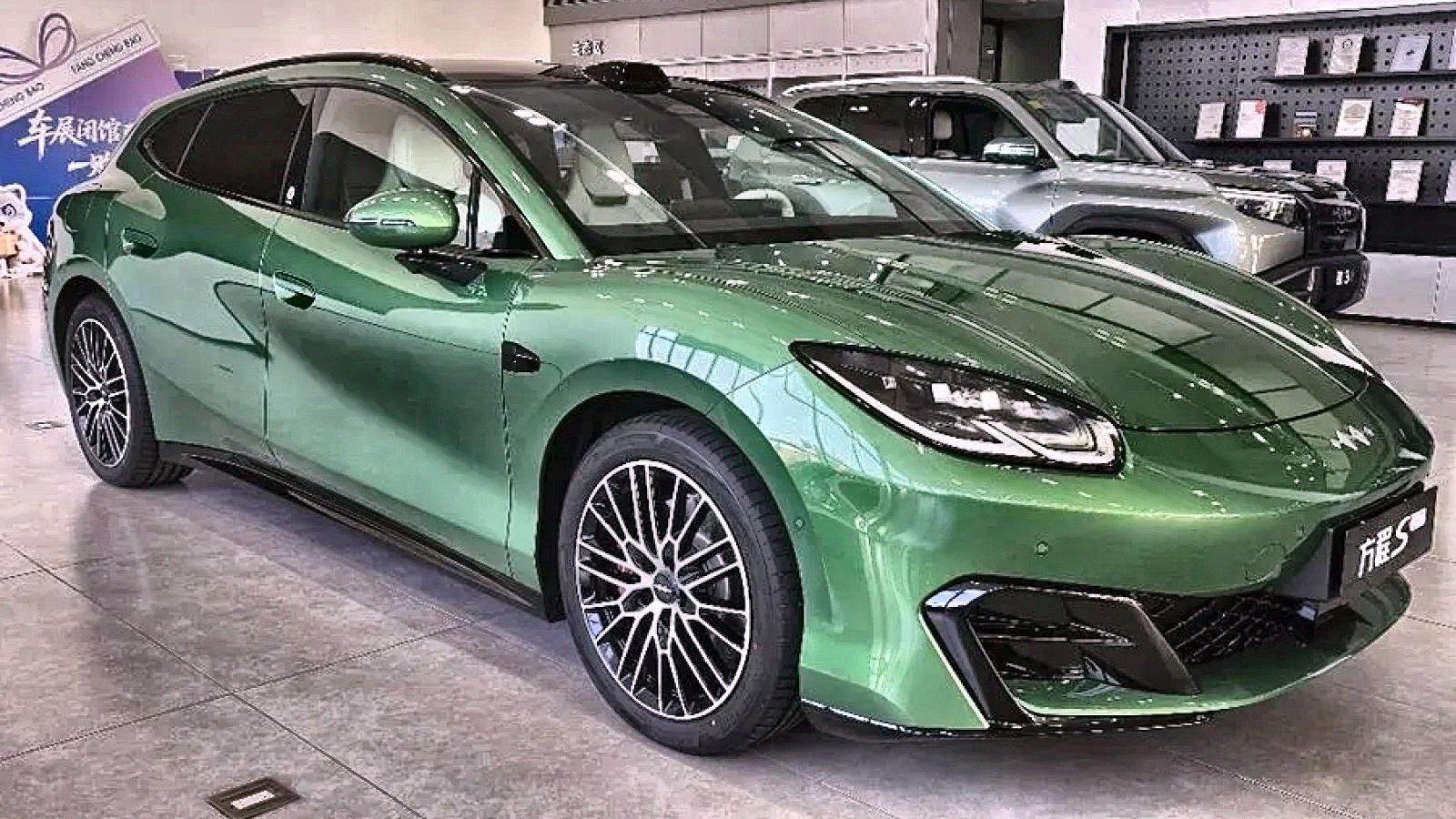 BYD Fang Cheng Bao Formula S GT สีเขียว มุมด้านหน้า-ข้าง ตัวถังทรงสเตชั่นแวกอน