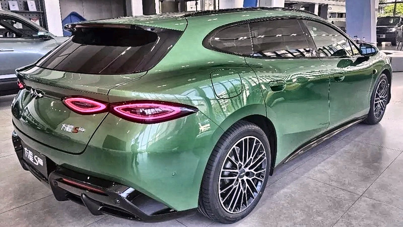 Fang Cheng Bao Formula S GT มุมด้านท้าย ไฟท้ายทรงเพชรและแร็คหลังคา