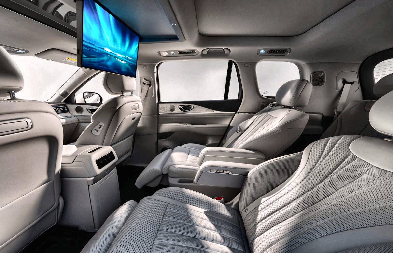 ห้องโดยสารด้านหลัง BYD Sealion 08 พร้อมจอเพดานและเบาะปรับเอนแบบ zero-gravity
