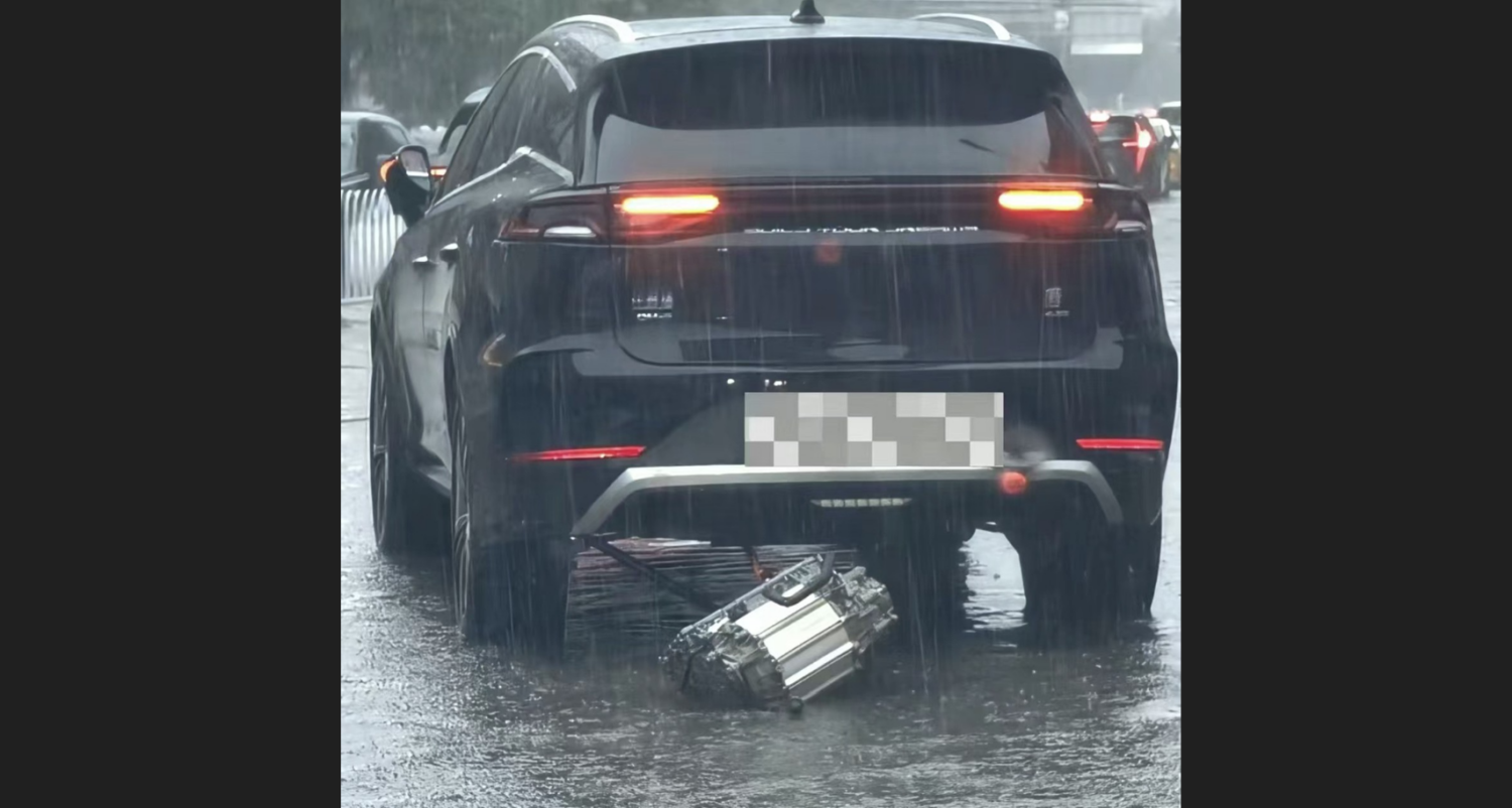 BYD Tang ลุยน้ำท่วมที่เซินหยาง แผ่นป้องกันใต้ท้องรถหลุด