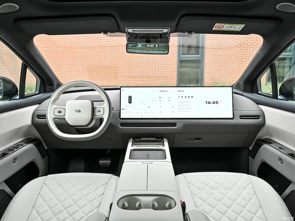 ห้องโดยสาร Li Auto i9 พร้อมเบาะแถวสอง