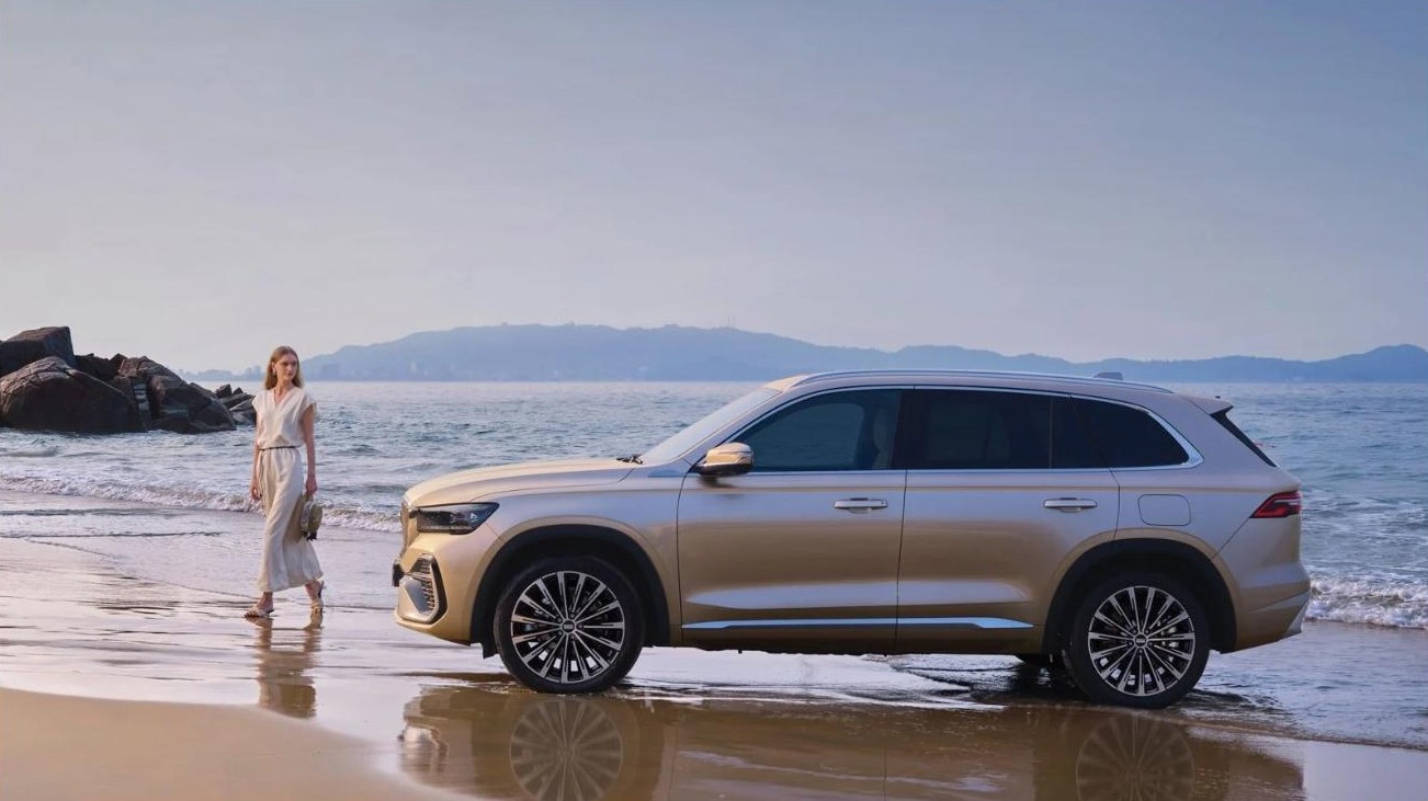 Geely Monjaro EM-i เอสยูวีสีทองจอดริมชายหาด