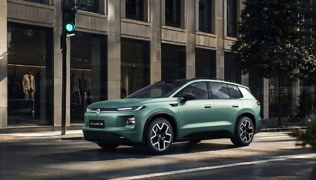 Volkswagen ID. Aura T6 เอสยูวีไฟฟ้าสีเขียวจอดริมถนนหน้าอาคารพาณิชย์