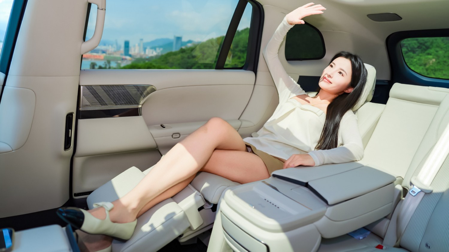 ห้องโดยสารแถวหลังของ Xpeng G9L พร้อมเบาะเอนและที่วางแขนกลาง